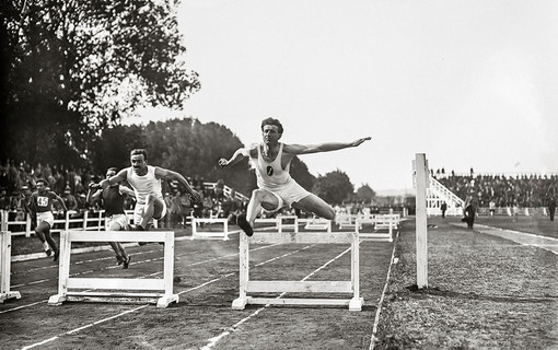 LE DEPARTEMENT PRESENTE SPORTS EN SEINE. HISTOIRES DE CHAMPIONS D HIER ET DE DEMAIN L EXPOSITION PHOTOGRAPHIQUE GRAND FORMAT. DU 20 JUIN AU 20 DECEMBRE AUX PARCS DEPARTEMENTAUX DE SCEAUX ET DES CHANTERAINES A VILLENEUVE-LA-GARENNE