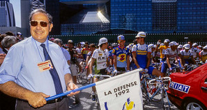 1992. Lancement du départ de la dernière étape du Tour de France sur le Parvis de La Défense le 26 juillet.