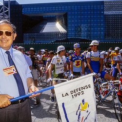 1992. Lancement du départ de la dernière étape du Tour de France sur le Parvis de La Défense le 26 juillet.