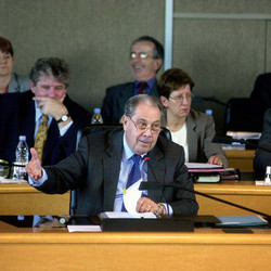 2000. Séance publique du 27 octobre dans les anciens locaux de l’Hémicycle départemental à Nanterre.