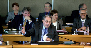 2000. Séance publique du 27 octobre dans les anciens locaux de l’Hémicycle départemental à Nanterre.