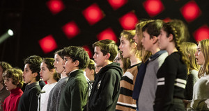 Jeunes choeur d'enfants en gros plan