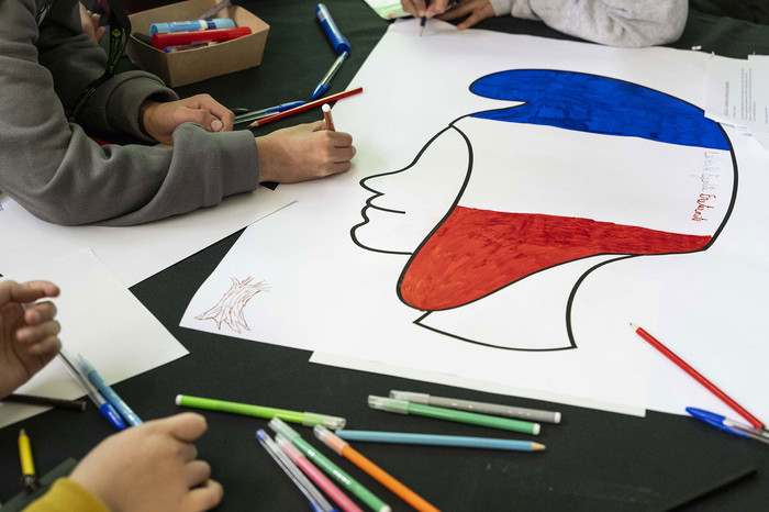 Dessin à plat représentant une tête avec un bonnet bleu-blanc-rouge, et mains d'enfants