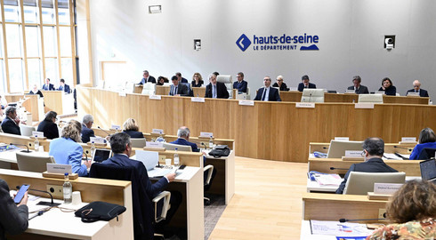 Les &eacute;lus d&eacute;partementaux r&eacute;unis dans l'h&eacute;micycle pour une s&eacute;ance publique.
