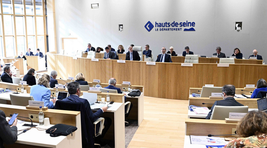 Les &eacute;lus d&eacute;partementaux r&eacute;unis dans l'h&eacute;micycle pour une s&eacute;ance publique.
