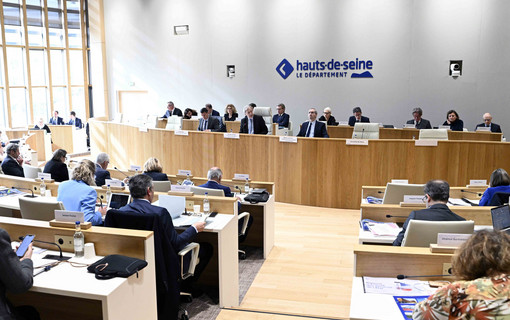 Les &eacute;lus d&eacute;partementaux r&eacute;unis dans l'h&eacute;micycle pour une s&eacute;ance publique.