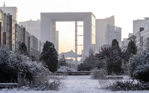Le 7 janvier, les Terrasses de l'Arche &agrave; Nanterre enneig&eacute;e
