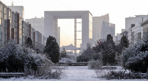 Le 7 janvier, les Terrasses de l'Arche &agrave; Nanterre enneig&eacute;e