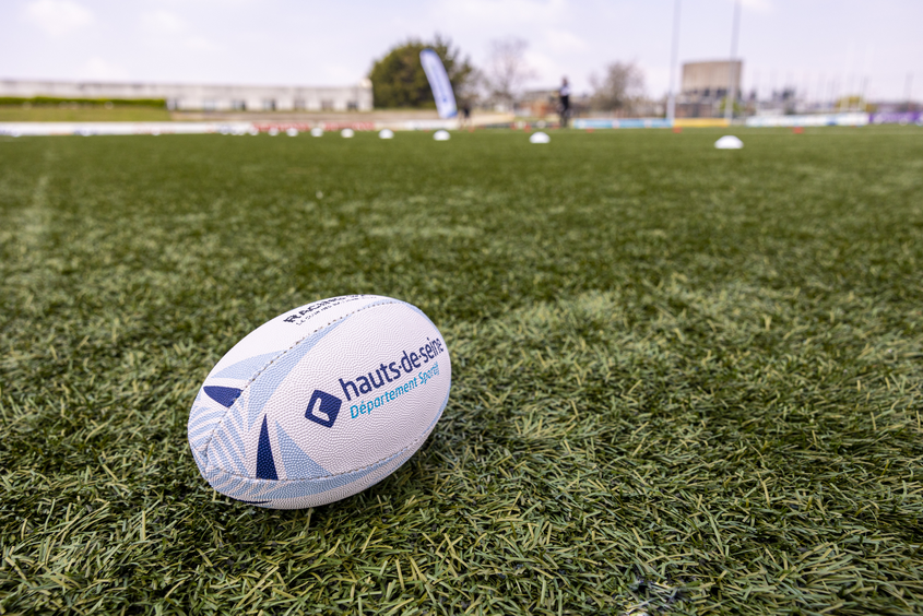 ballon de rugby sur une pelouse