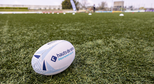 ballon de rugby sur une pelouse