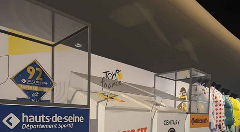 Le Prix du meilleur &eacute;quipier expos&eacute; lors de la pr&eacute;sentation officielle du Tour de France 2027