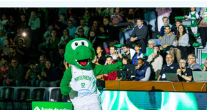 Dunky la mascotte de Nanterre 92, anime un temps mort au palais des sports Maurice-Thorez de Nanterre