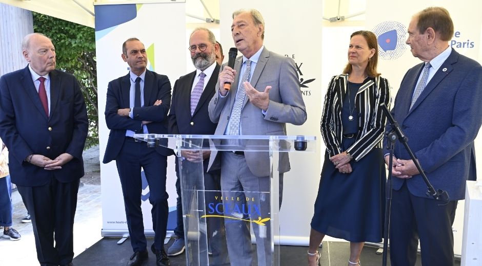 Georges Siffredi, Président du Département et Philippe Laurent maire de Sceaux lors de la signature du contrat de développement Département-ville le 9 septembre 2025