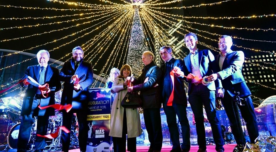 Le coupage de ruban pour l'nauguration du marché de Noël de La Défense, le 14 novembre 2025