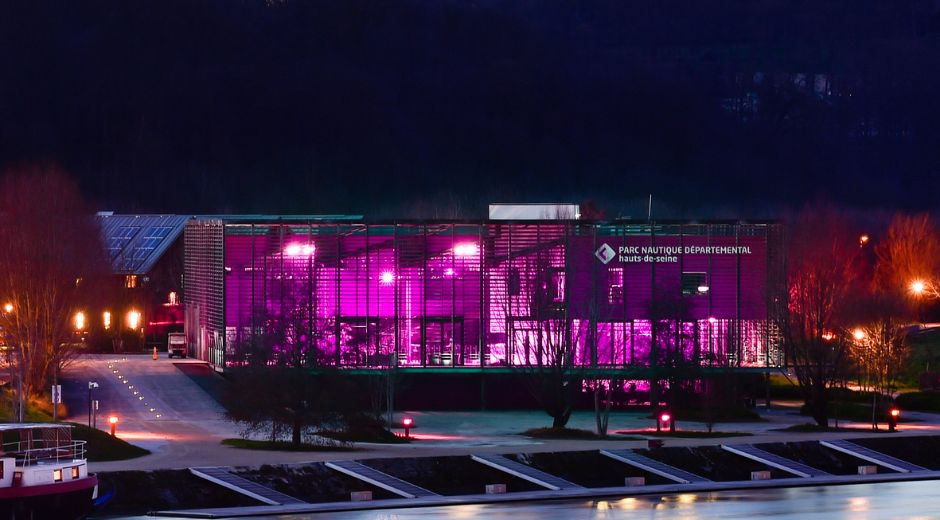 le parc nautique départemental de l'Île de Monsieur illuminé pour Octobre rose 