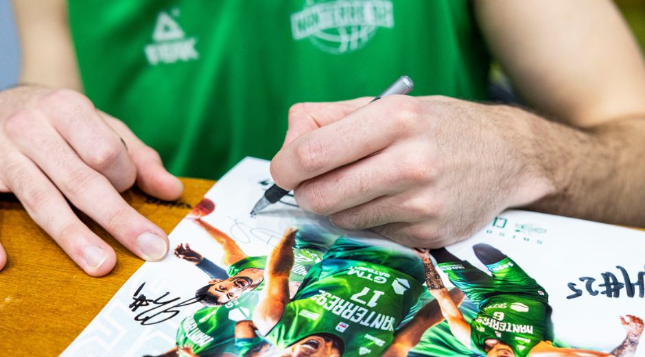 Séance de dédicaces des joueurs de Nanterre 92 pour les jeunes des Hauts-de-Seine