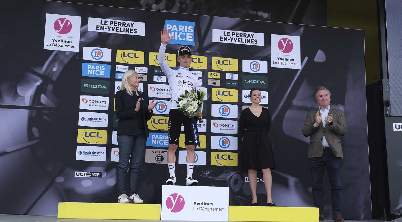 Yevgeniy Fedorov, sur le podium, de chez XDS Astana team endosse le maillot blanc 