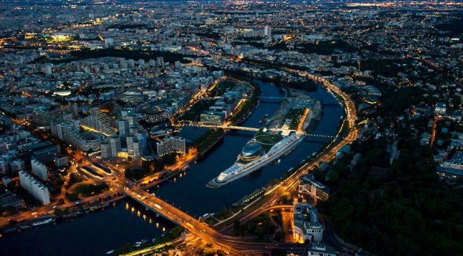 L'Ile Seguin, dans les Hauts-de-Seine, vue du ciel et de nuit
