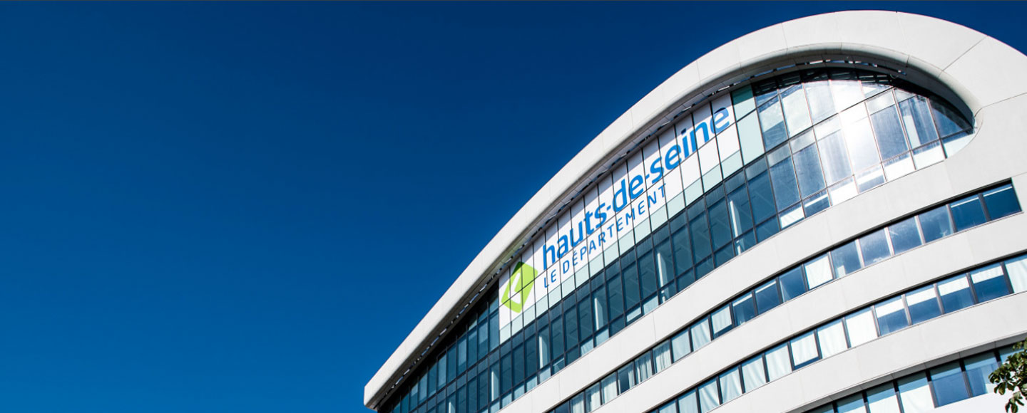 gros plan sur le logo Hauts-de-Seine apposé sur la facçade de l'hôtel du Département