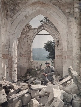 null Fernand Cuville, Un soldat dans les décombres de l'église Sainte-Radegonde, Missy-sur-Aisne (Aisne), 1er juillet 1917, autochrome © CD92 musée départemental Albert-Kahn / Archives de la Planète