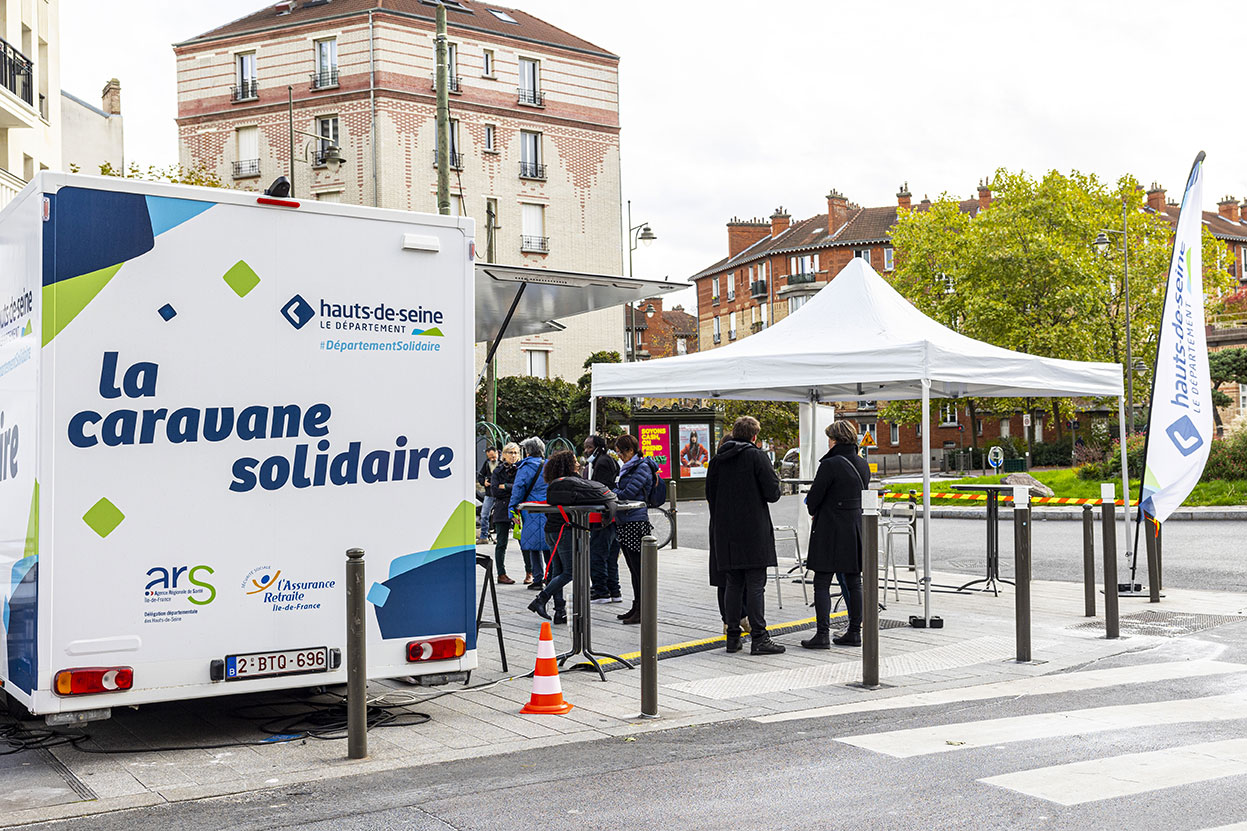 La Caravane solidaire &agrave; Suresnes en &eacute;t&eacute;. Vue du camion et d'un auvent en plein air