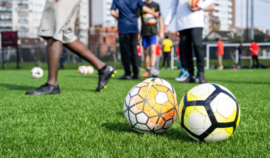 Collégiens participant au trophée football des Hauts-de-Seine