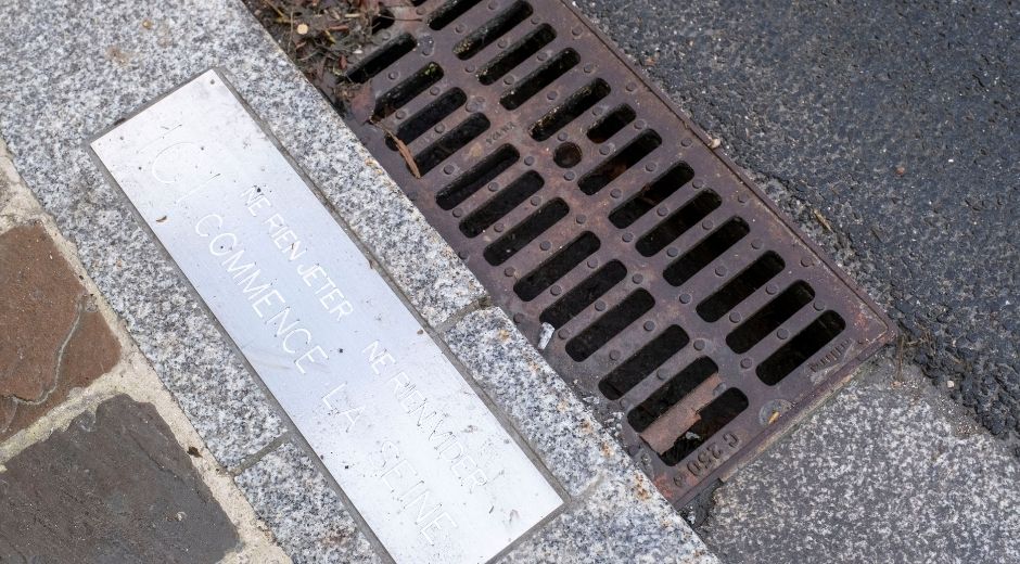 La gestion de l'eau et l'assainissement, deux compétences des départements Grille d'évacuation des eaux sur l'espace public