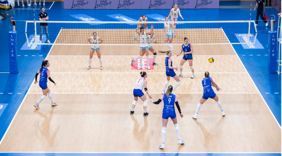 Mariannes 92 le club de volley des Hauts-de-Seine Les joueuses en plein match vues du haut des gradins