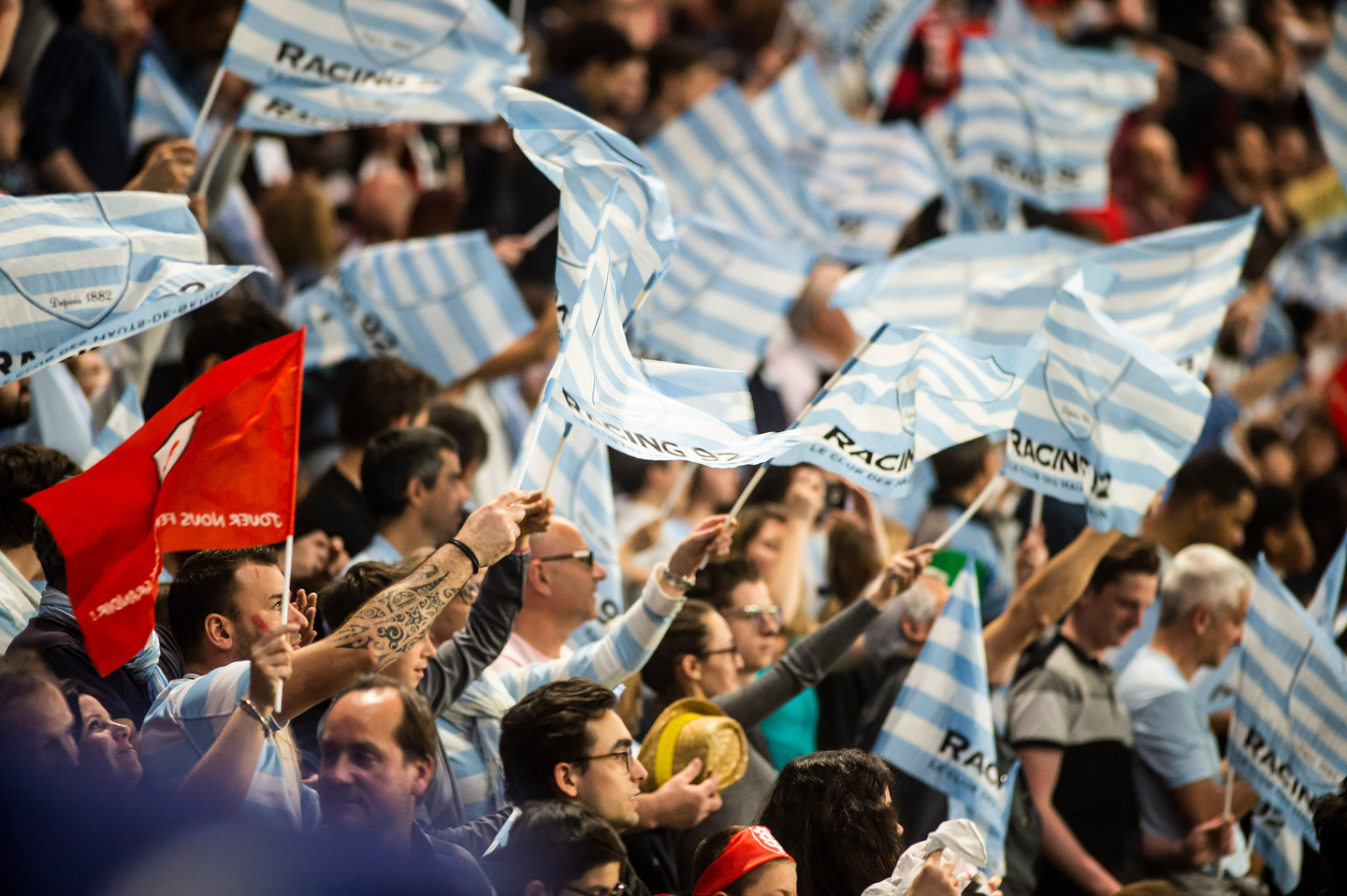 Les supporters du club agitant les drapeaux dans les tribunes de Paris La Défense Arenaz