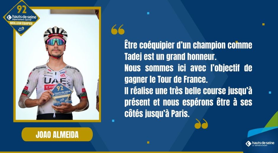 Joao Almeida posant avec le Prix du meilleur équipier