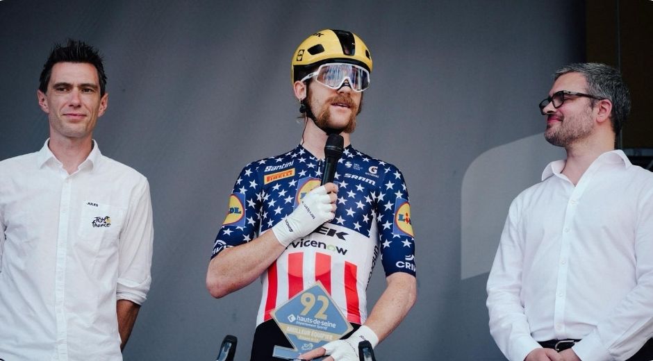 Quinn Simmons, sur le podium aux côtés de Pierre Rolland et de Julien Rouet