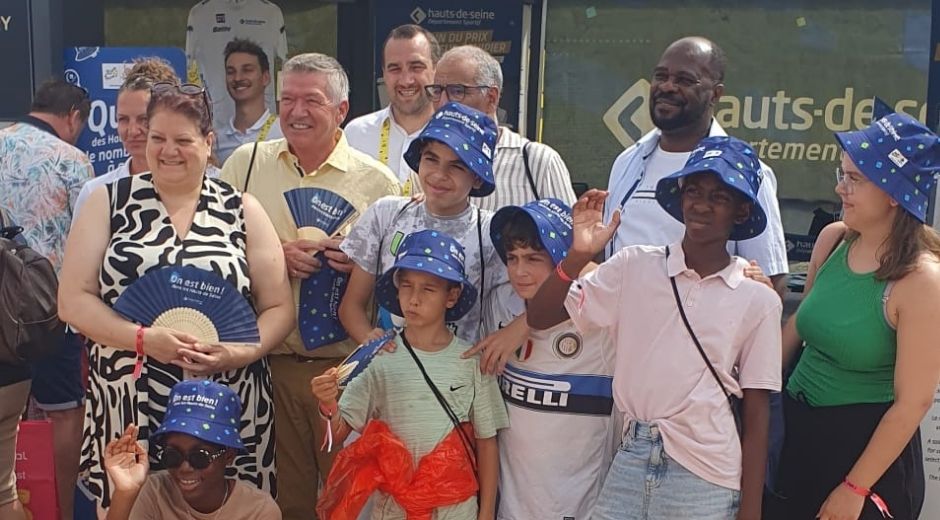 Les jeunes de la cité de l'enfance prenent la pause devant le stand du Département